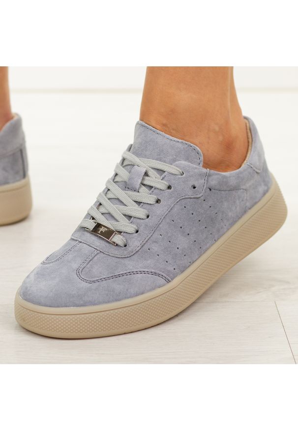 Szare skórzane półbuty damskie Filippo Dp7524/26. Okazja: na co dzień. Nosek buta: okrągły. Zapięcie: sznurówki. Kolor: szary. Materiał: nubuk, skóra. Sezon: wiosna, lato, jesień. Obcas: na płaskiej podeszwie. Styl: casual, klasyczny, elegancki