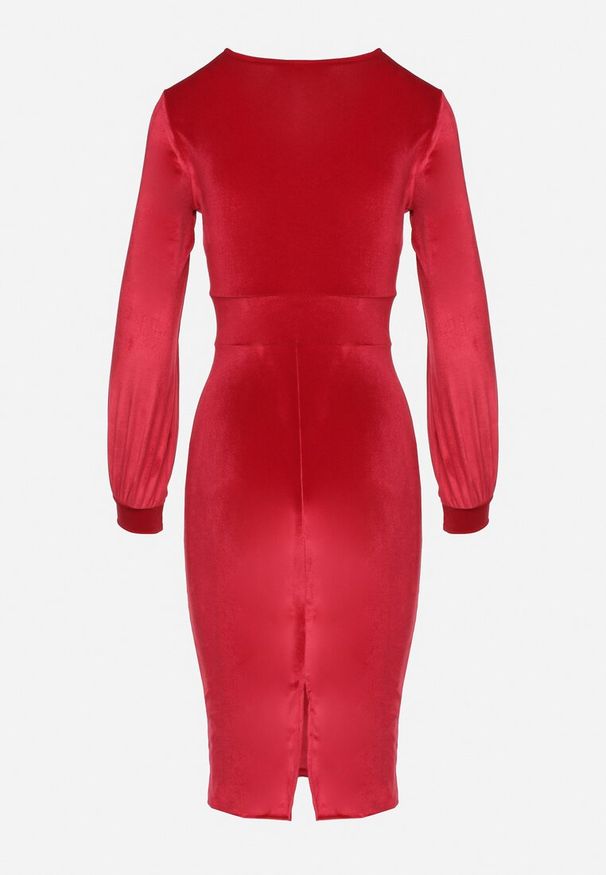 Born2be - Czerwona Dopasowana Sukienka Welurowa z Kopertowym Dekoltem Wilara. Kolor: czerwony. Materiał: welur. Długość rękawa: długi rękaw. Typ sukienki: kopertowe. Styl: klasyczny