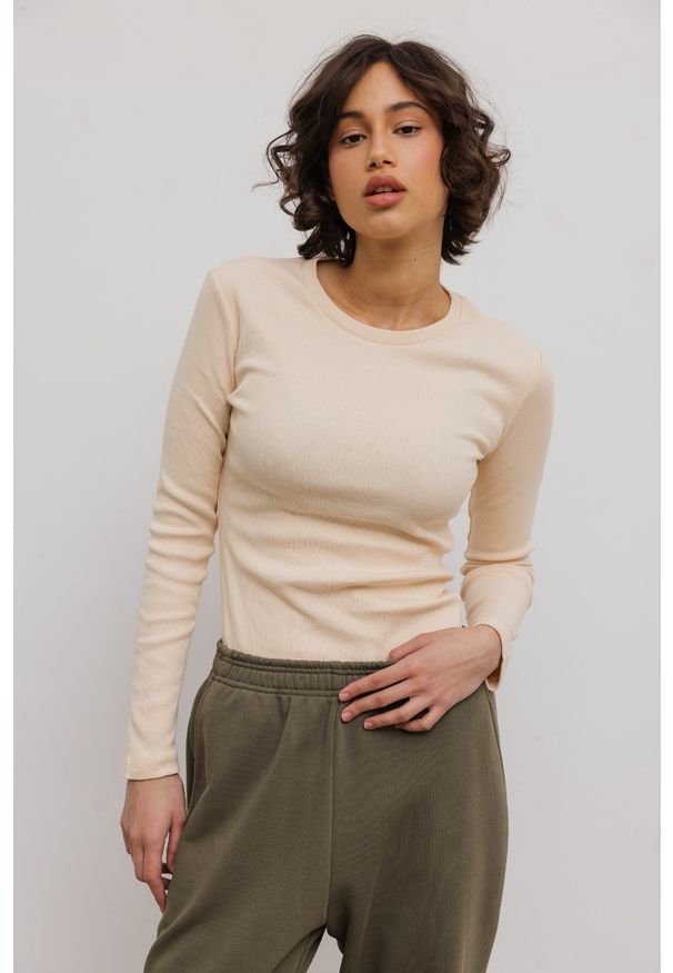 Marsala - Dopasowany top z długim rękawem z prążkowanej dzianiny w kolorze BISQUIT - MOODY-XL. Materiał: dzianina, prążkowany. Długość rękawa: długi rękaw. Długość: długie
