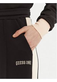 Guess Spodnie dresowe V5RB00 KCO72 Brązowy Regular Fit. Kolor: brązowy. Materiał: syntetyk