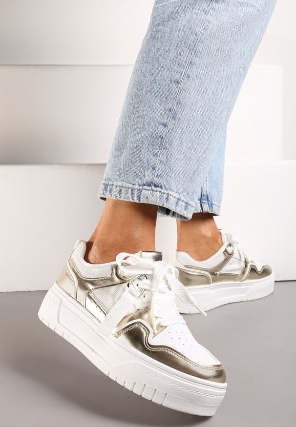Renee - Biało-Złote Sneakersy na Niskiej Platformie z Zawieszką i Ozdobnymi Sznurówkami Salam. Okazja: na co dzień, na spacer. Nosek buta: okrągły. Zapięcie: sznurówki. Kolor: biały. Materiał: jeans, materiał. Sezon: wiosna, lato. Obcas: na platformie. Wysokość obcasa: niski. Sport: turystyka piesza