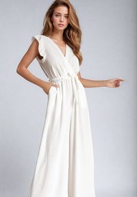 Born2be - Biały Taliowany Kombinezon Koktajlowy z Paskiem w Talii i Falbanami przy Ramionach Vimarine. Okazja: na imprezę. Kolor: biały. Materiał: jeans. Styl: wizytowy #7