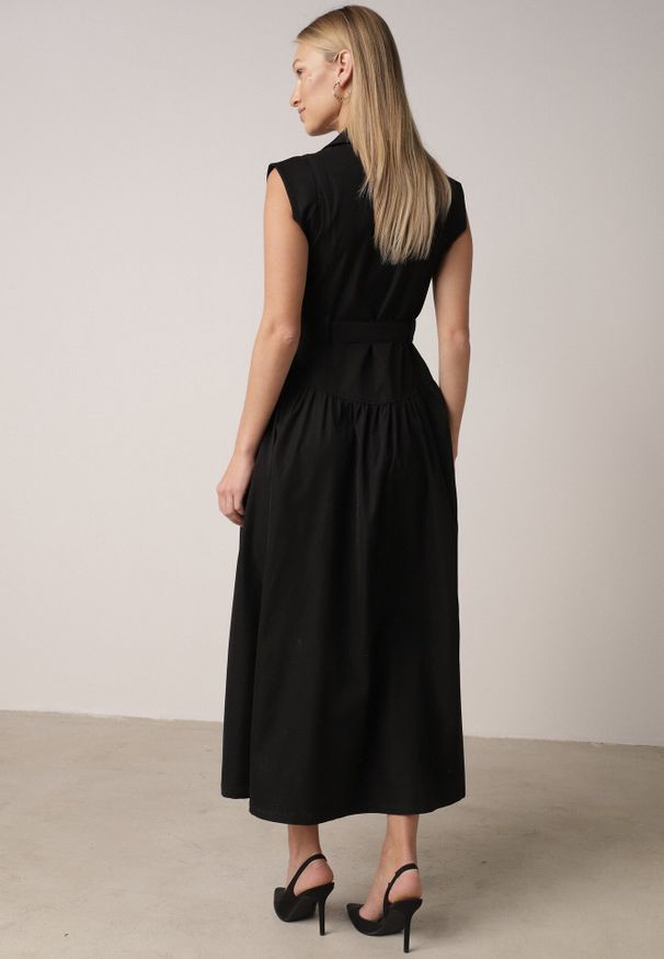 Born2be - Czarna Koszulowa Sukienka Bez Rękawów Ozdobiona Paskiem z Klamrą Phalixia. Okazja: do pracy, na co dzień. Kolor: czarny. Długość rękawa: bez rękawów. Wzór: aplikacja. Typ sukienki: koszulowe. Styl: klasyczny, casual