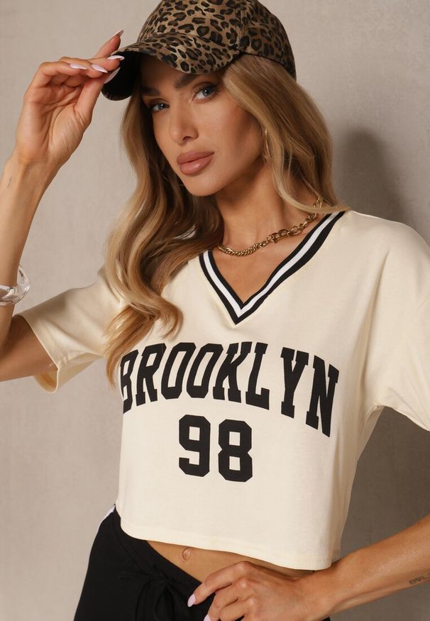Renee - Jasnobeżowy T-shirt z Bawełny Ozdobiony Napisem Lireline. Okazja: na co dzień. Kolor: beżowy. Materiał: bawełna. Wzór: aplikacja, napisy. Styl: klasyczny, elegancki, casual