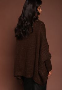 Renee - Brązowy Luźny Sweter Dzianinowy w Stylu Ponczo Nattava. Okazja: na co dzień. Typ kołnierza: dekolt w łódkę. Kolor: brązowy. Materiał: dzianina. Styl: wizytowy, casual, elegancki #4