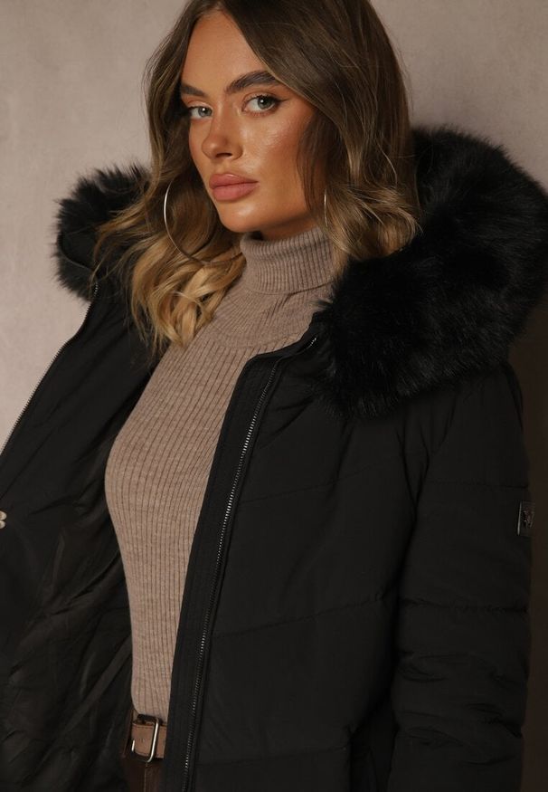 Renee - Czarna Pikowana Kurtka o Długim Kroju z Kapturem z Futrem Galianesa. Okazja: na spacer, na co dzień. Typ kołnierza: kaptur. Kolor: czarny. Materiał: futro. Długość: długie. Wzór: aplikacja. Styl: elegancki, casual