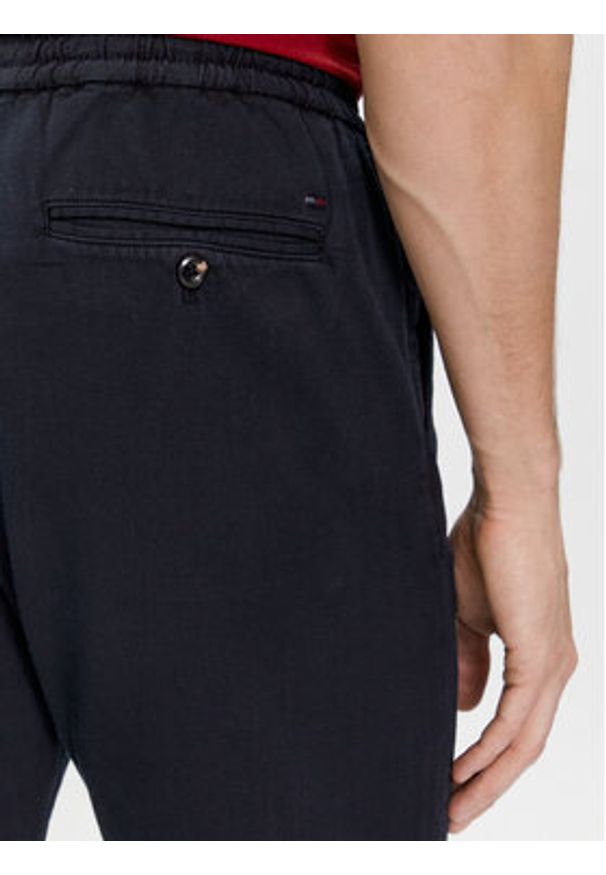 TOMMY HILFIGER - Tommy Hilfiger Chinosy Chelsea MW0MW33918 Granatowy Slim Fit. Kolor: niebieski. Materiał: bawełna