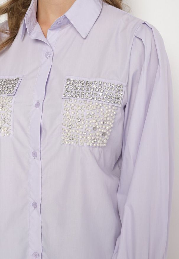 Born2be - Fioletowa Koszula Bogato Ozdobiona Cyrkoniami i Perłami Primulla. Kolor: fioletowy. Wzór: aplikacja. Styl: elegancki