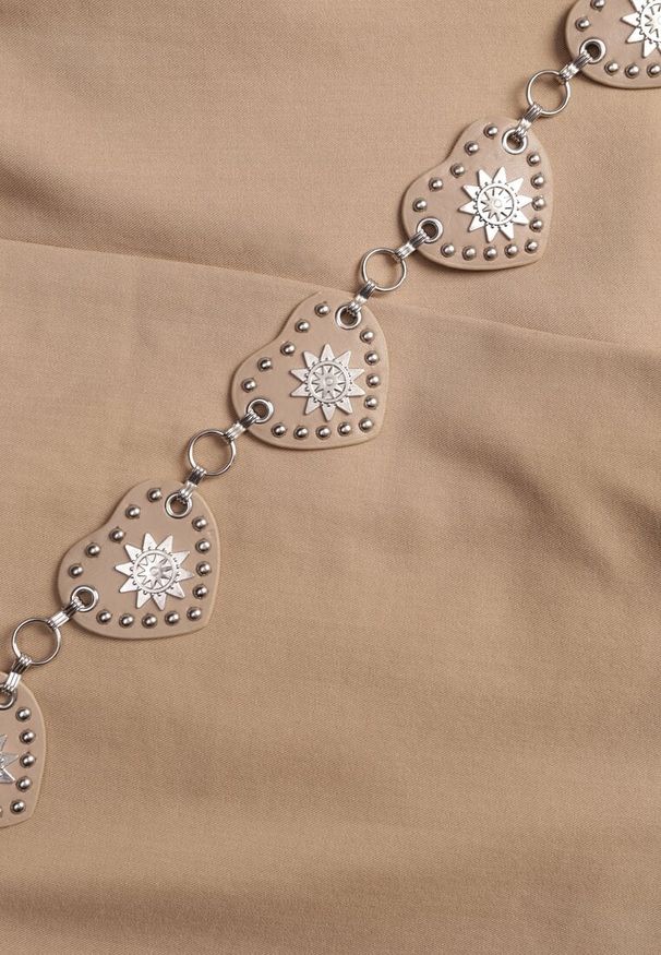 Born2be - Beżowe Spódnico-Szorty Ozdobione Łańcuszkiem z Sercami Rhenara. Okazja: na co dzień. Kolor: beżowy. Materiał: koronka. Wzór: aplikacja. Styl: wizytowy, rockowy, casual, elegancki