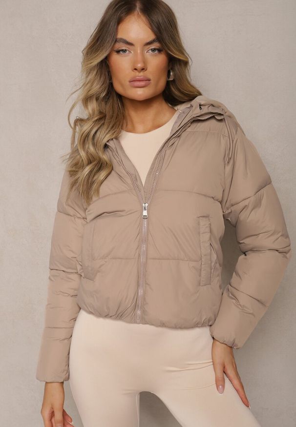 Renee - Jasnobeżowa Kurtka Pikowana Wykończona Kapturem Aviatoria. Okazja: do pracy. Kolor: beżowy. Materiał: jeans, dzianina