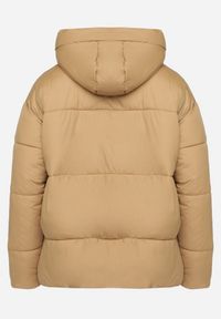 Born2be - Jasnobeżowa Pikowana Kurtka o Pudełkowym Kroju z Kapturem i Kieszeniami Alissan. Typ kołnierza: kaptur. Kolor: beżowy. Materiał: jeans. Sezon: zima #6