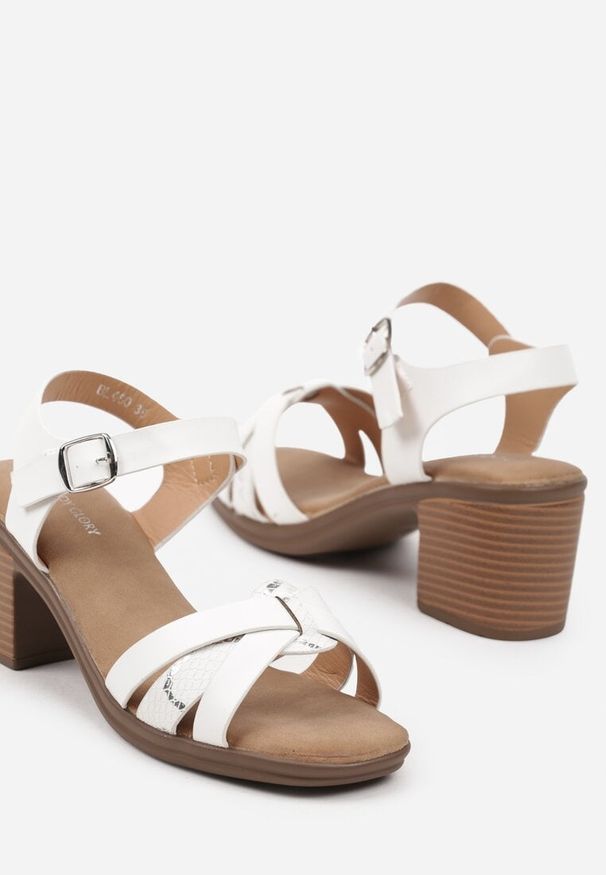 Renee - Białe Sandały z Przeplatanymi Paskami na Słupkowym Obcasie Tinavi. Zapięcie: pasek. Kolor: biały. Materiał: jeans. Sezon: lato. Obcas: na obcasie. Styl: elegancki. Wysokość obcasa: średni