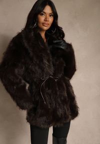 Renee - Brązowa Klasyczna Kurtka Futerko z Wąskim Wiązanym Paskiem w Talii Casfitta. Okazja: na co dzień. Kolor: brązowy. Materiał: futro. Wzór: nadruk. Styl: klasyczny #3