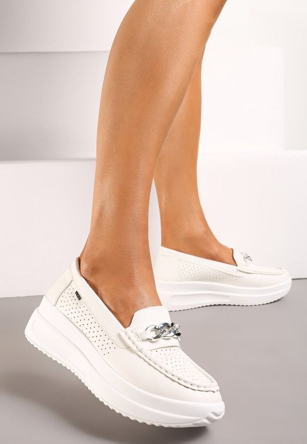 Born2be - Białe Mokasyny na Grubej Podeszwie Ozdobione z Przodu z Łańcuszkiem Sarahmarie. Kolor: biały. Materiał: jeans. Wzór: aplikacja. Sezon: wiosna. Obcas: na platformie. Styl: elegancki