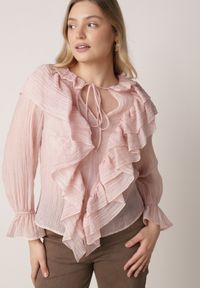 Born2be - Różowa Bluzka z Lyocellem Ozdobiona Falbanami i Wiązaniem Esathra. Okazja: na co dzień. Kolor: różowy. Materiał: jeans. Wzór: aplikacja. Styl: casual, elegancki #4