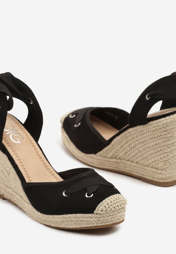 Born2be - Czarne Sandały Espadryle na Plecionym Koturnie z Wiązaniem Wokół Kostki Adivnia. Okazja: na co dzień. Kolor: czarny. Sezon: wiosna. Obcas: na koturnie. Styl: casual