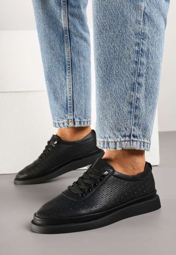 Renee - Czarne Sneakersy Skórzane z Perforacją i Ozdobą Neorielina. Okazja: na co dzień. Kolor: czarny. Materiał: skóra. Wzór: aplikacja