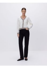 Reserved - Kardigan z kontrastowymi wstawkami - kremowy. Kolor: kremowy. Materiał: dzianina, wełna. Wzór: gładki #1