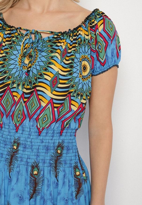 Born2be - Niebieska Bawełniana Sukienka w Etno Wzór z Gumką w Talii i Hiszpańskim Dekoltem Orose. Okazja: na co dzień. Kolor: niebieski. Materiał: bawełna. Wzór: aplikacja. Typ sukienki: proste. Styl: etno. Długość: maxi