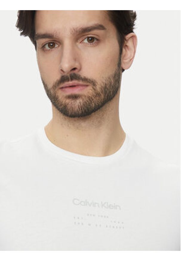 Calvin Klein T-Shirt Editorial Logo K10K114172 Biały Regular Fit. Kolor: biały. Materiał: bawełna