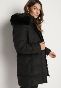 Born2be - Czarna Kurtka z Odpinanym Kapturem i Futerkiem z Paskiem Raidens. Okazja: na co dzień. Kolor: czarny. Materiał: futro. Długość: długie. Styl: casual, elegancki, wizytowy #7