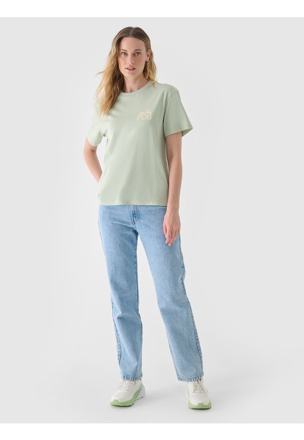 4f - 4F T-shirt regular z nadrukiem damski - khaki S. Okazja: na co dzień. Kolor: oliwkowy, wielokolorowy, brązowy. Materiał: skóra, jersey, dzianina, bawełna, materiał. Długość rękawa: krótki rękaw. Długość: krótkie. Wzór: nadruk. Styl: sportowy, klasyczny, casual