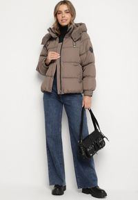 Born2be - Ciemnobeżowa Kurtka Puffer o Fasonie Oversize z Kapturem i Naszywką Azirva. Okazja: na co dzień. Typ kołnierza: kaptur. Kolor: beżowy. Materiał: dzianina. Wzór: aplikacja. Styl: sportowy, casual #6