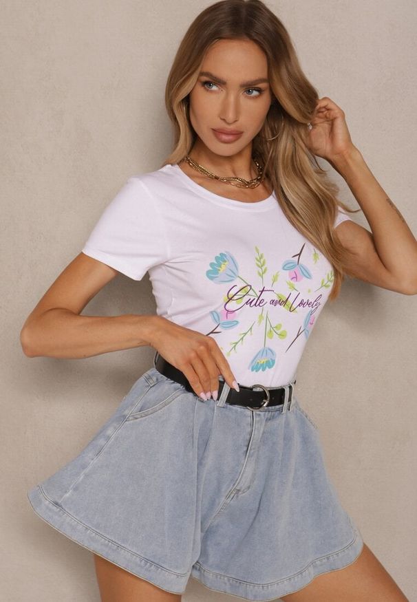 Renee - Biało-Niebieski T-shirt z Bawełny z Nadrukiem Zarive. Okazja: na co dzień. Kolor: biały. Materiał: bawełna. Wzór: nadruk. Styl: casual