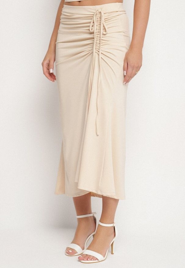 Born2be - Beżowa Spódnica z Wiskozą i Wysokim Stanem Ozdobiona Wiązaniem i Marszczeniem Tefaina. Okazja: na co dzień. Stan: podwyższony. Kolor: beżowy. Materiał: wiskoza. Wzór: aplikacja. Styl: casual