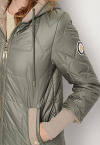 Born2be - Zielona Pikowana Kurtka z Kapturem i Przedłużonym Tyłem Tulara. Okazja: na co dzień. Typ kołnierza: kaptur. Kolor: zielony. Materiał: jeans. Wzór: aplikacja. Styl: casual, elegancki #7