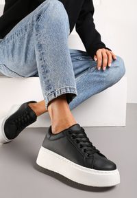 Renee - Czarno-Białe Sneakersy na Modnej Platformie Broida. Nosek buta: okrągły. Zapięcie: sznurówki. Kolor: czarny. Materiał: materiał. Obcas: na platformie. Wysokość obcasa: niski