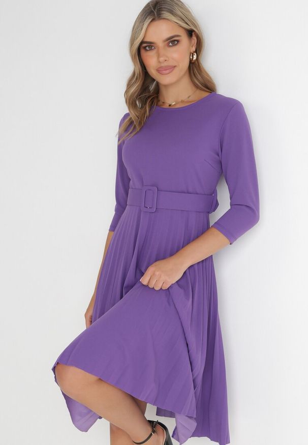 Born2be - Ciemnofioletowa Sukienka Plisowana z Paskiem Gonge. Okazja: na imprezę, na co dzień. Kolor: fioletowy. Typ sukienki: proste, dopasowane. Styl: elegancki, casual, klasyczny