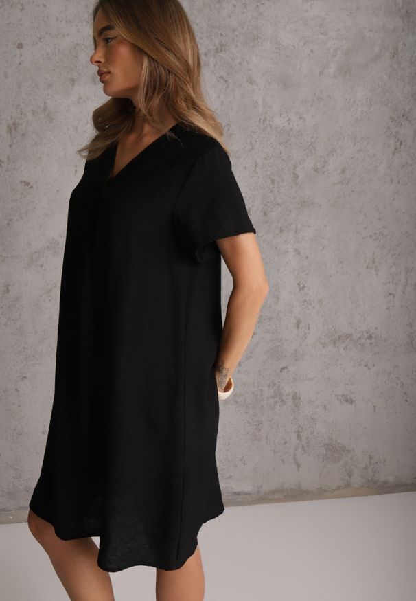 Renee - Czarna Wiskozowa Sukienka Pudełkowa z Dekoltem w Serek Noludig. Typ kołnierza: dekolt w serek. Kolekcja: plus size. Kolor: czarny. Materiał: wiskoza. Typ sukienki: dla puszystych