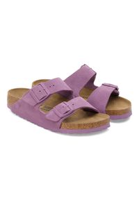 Birkenstock Arizona Suede Leather Klapki damskie. Okazja: na co dzień. Kolor: różowy. Materiał: zamsz, skóra. Wzór: paski. Styl: casual, elegancki, wakacyjny, klasyczny #3