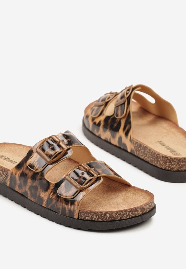 Born2be - Panterkowe Klapki z Paskami z Klamrami z Lakierowanym Połyskiem Zotellia. Okazja: na co dzień. Materiał: lakier. Sezon: lato. Styl: klasyczny, elegancki, casual