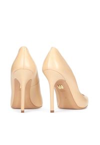 Kazar - Beżowe czółenka damskie. Kolor: beżowy. Materiał: skóra. Szerokość cholewki: normalna. Obcas: na obcasie. Styl: klasyczny. Wysokość obcasa: średni #7