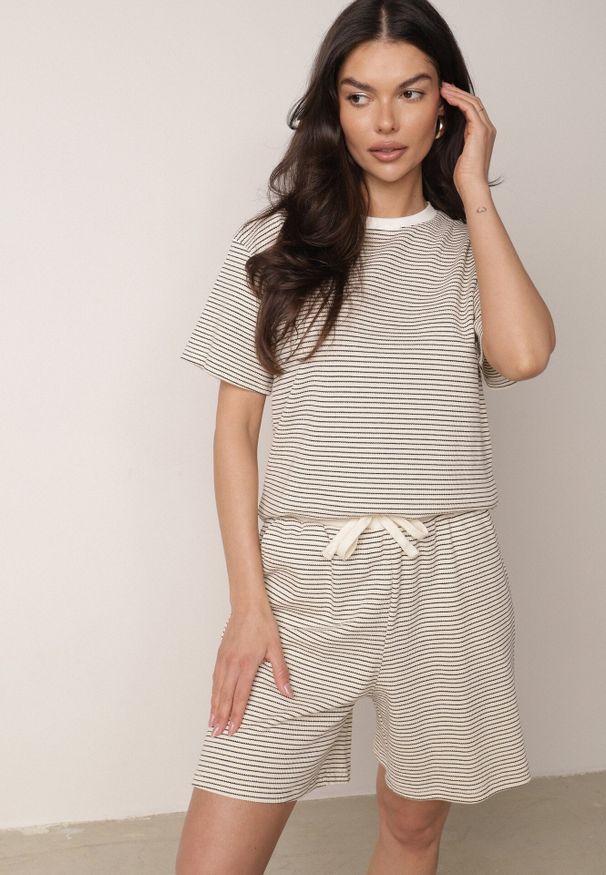 Born2be - Kremowo-Czarne Bawełniane Szorty Dresowe w Drobne Paseczki Wiązane na Sznurki Loregune. Okazja: do domu, na co dzień. Kolor: czarny. Materiał: bawełna, dresówka. Długość: krótkie. Wzór: gładki. Styl: elegancki, klasyczny, casual