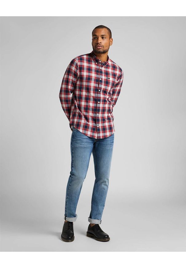 Lee - KOSZULA MĘSKA LEE BUTTON DOWN AURORA RED L880KSNV 112123225. Typ kołnierza: button down