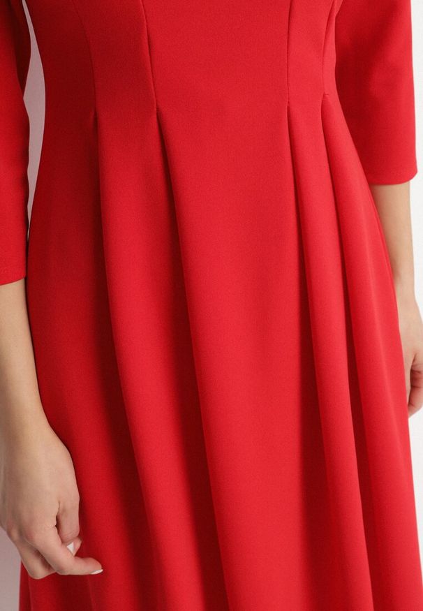 Born2be - Czerwona Rozkloszowana Sukienka Ozdobiona Przeszyciami Reamira. Okazja: na co dzień. Typ kołnierza: dekolt w łódkę. Kolor: czerwony. Wzór: aplikacja. Styl: elegancki, casual