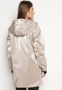 Born2be - Ciemnozielona Kurtka Dwustronna z Nieodpinanym Kapturem i Metalicznym Efektem Lirednil. Kolor: zielony. Wzór: gładki. Styl: elegancki #7