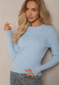 Renee - Jasnoniebieski Sweter z Wiskozą i Ozdobnym Splotem Saviana. Okazja: na co dzień. Kolor: niebieski. Materiał: wiskoza. Długość rękawa: długi rękaw. Długość: długie. Wzór: ze splotem. Styl: elegancki, casual