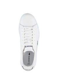 Lacoste - LACOSTE - Białe sneakersy z wyhaftowanym logo Carnaby Evo BL 1. Kolor: biały. Materiał: jeans. Wzór: napisy, aplikacja. Model: Lacoste Carnaby Evo #5