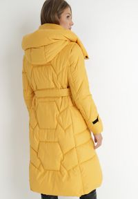 Born2be - Żółta Kurtka z Paskiem i Saszetką Pikowana Długa Phinare. Kolor: żółty. Materiał: materiał. Długość: długie. Wzór: aplikacja #7