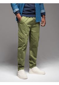 Ombre Clothing - Męskie dzianinowe joggery z kieszeniami cargo – oliwkowe V3 - Rozmiar: XL. Okazja: na co dzień. Kolor: oliwkowy. Materiał: dzianina. Wzór: aplikacja. Styl: casual #6