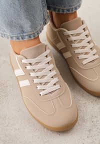 Born2be - Beżowe Sneakersy w Stylu Kultowych Tenisówek Genenor. Okazja: na spacer. Kolor: beżowy. Materiał: jeans, dresówka. Sport: turystyka piesza #3