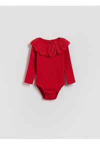 Reserved - Body z kołnierzykiem - czerwony. Kolor: czerwony. Materiał: dzianina, bawełna #1