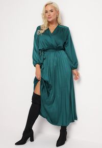 Born2be - Zielona Sukienka Maxi z Gumką w Pasie i Kopertowym Dekolcie Bertrama. Typ kołnierza: dekolt kopertowy. Kolor: zielony. Materiał: materiał. Typ sukienki: kopertowe. Długość: maxi #7