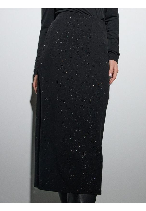 Sinsay - Spódnica midi z połyskiem - czarny. Kolor: czarny