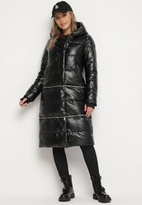 Born2be - Czarna Kurtka z Kapturem i Szerokim Pikowaniem o Regulowanej Długości Ansanna. Okazja: na co dzień. Typ kołnierza: kaptur. Kolor: czarny. Materiał: jeans. Styl: casual #1