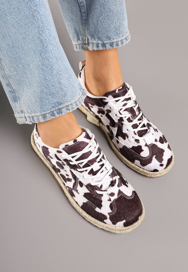 Renee - Brązowo-Białe Sneakersy Kultowe Tenisówki ze Wzorem w Łaty z Podeszwą Zdobioną Plecionką Zarorella. Okazja: na co dzień. Kolor: brązowy. Materiał: jeans. Wzór: aplikacja
